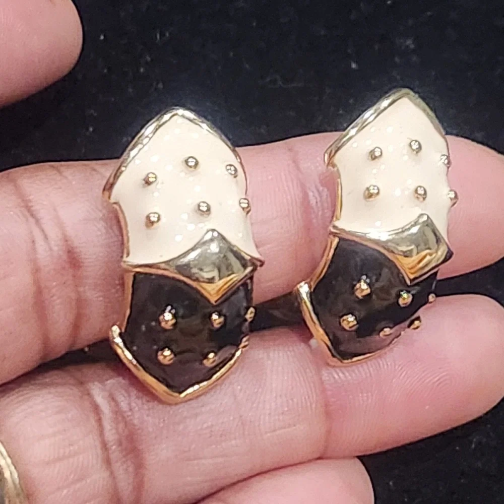 Edwin Pearl Vintage Clip On‎ Earrings Two Tone Black Cream Enamel Gold Tone 1in
